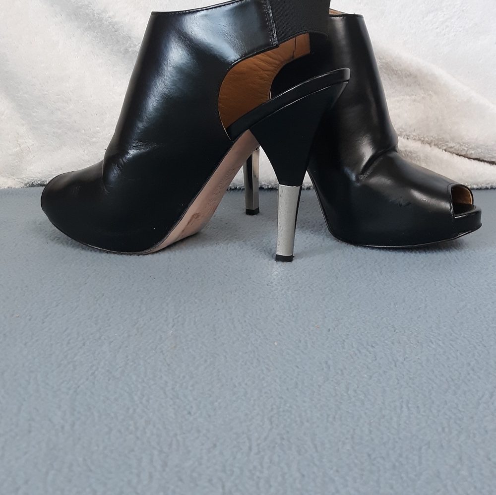Michael Kors: black leather stiletto heels